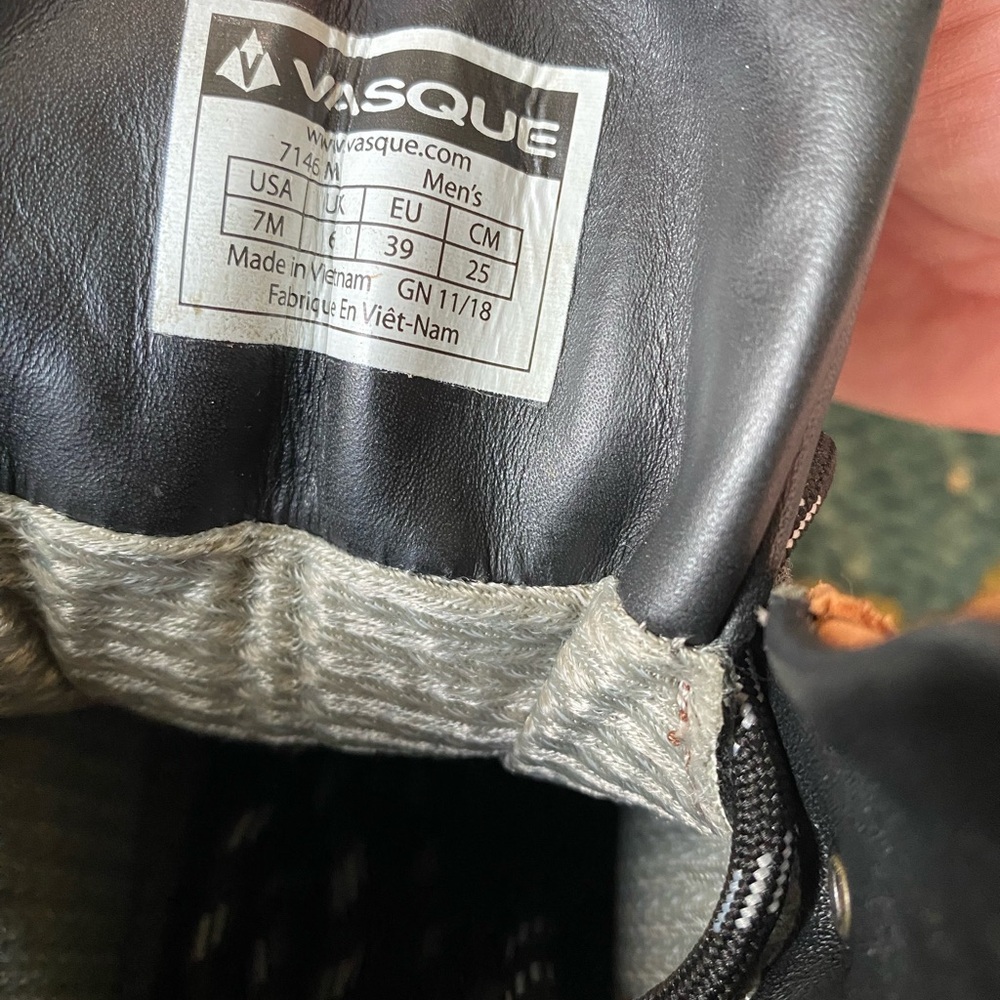 NWT Vasque Brown and Black Hiking Boots with Rugged Design - Picture 4 of 6